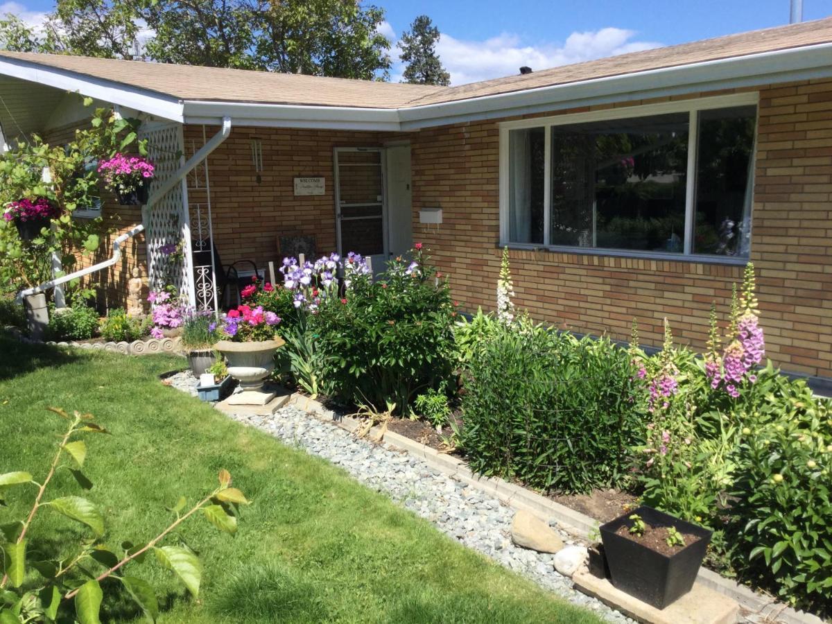 Your Home Away From Home Kelowna Exterior photo