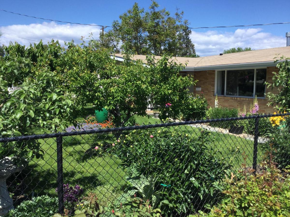 Your Home Away From Home Kelowna Exterior photo