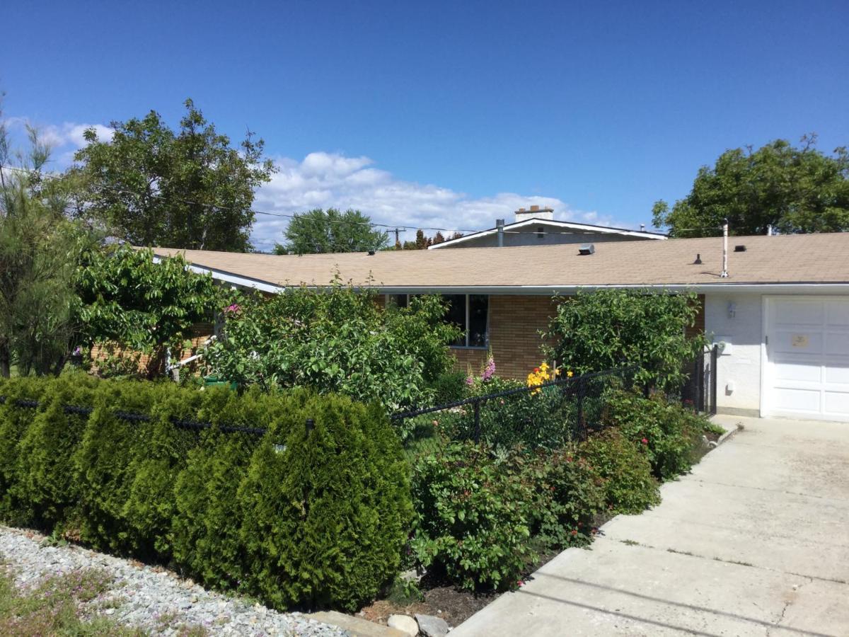 Your Home Away From Home Kelowna Exterior photo